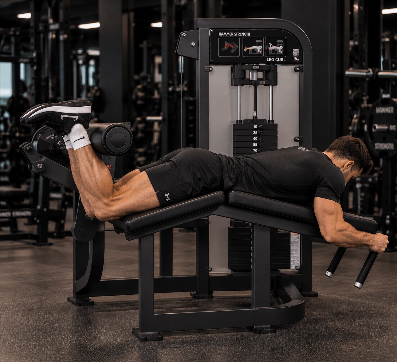 Curl femoral tumbado en maquina hammer strength
